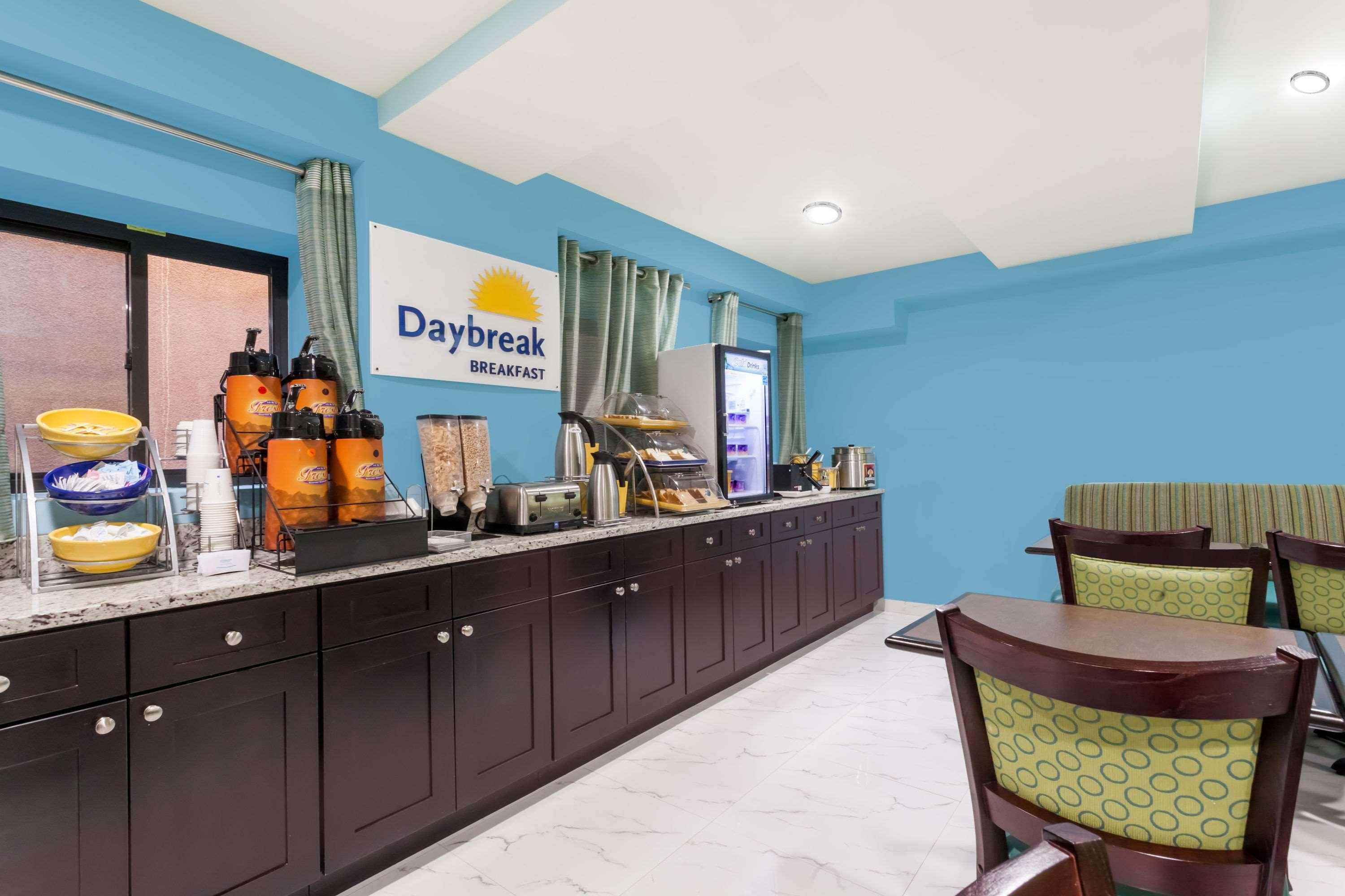 Days Inn & Suites By Wyndham Jamaica Jfk Airport Ню Йорк Екстериор снимка